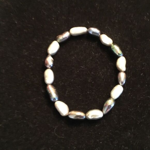 Elasticized Free Form Pearls in Grey and Black Bracelet - Picture 1 of 4